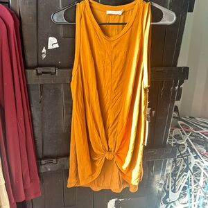 New boyfriend tank with knot